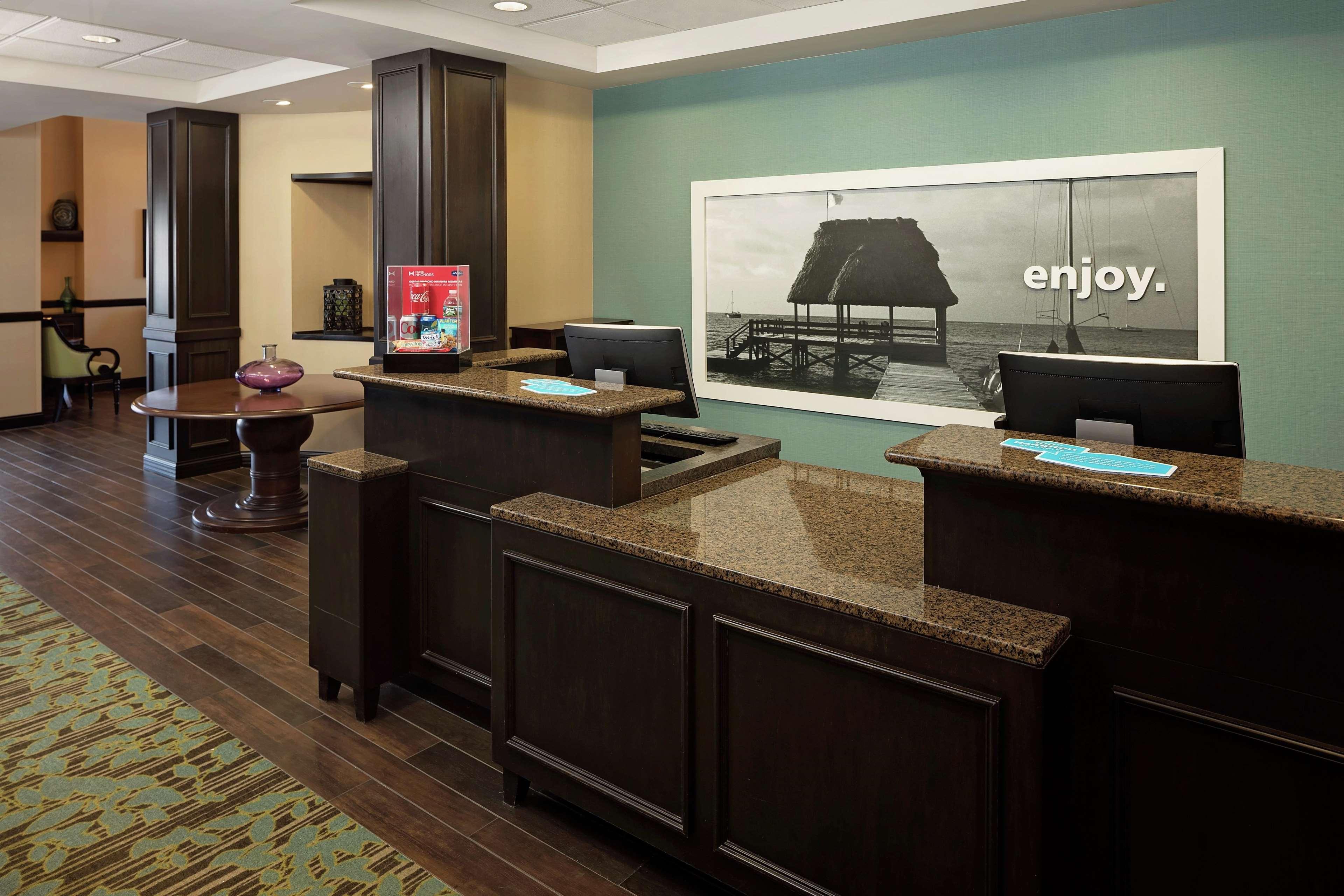 Hampton Inn & Suites Exeter Bagian luar foto